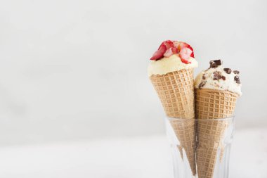 Sağlıklı çilekli dondurma.