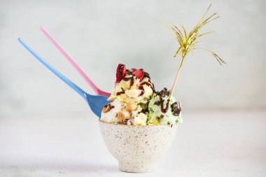 Sağlıklı çilekli dondurma.