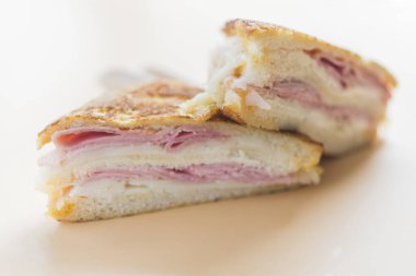 Sandviç monte cristo ahududu yakın plan