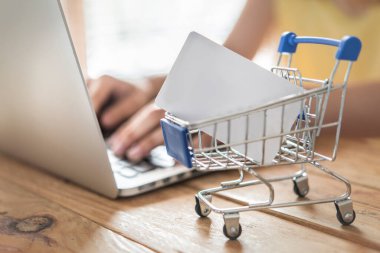 Çevrimiçi alışveriş için kredi kartı kullanan bir adamın en üst görüntüsü