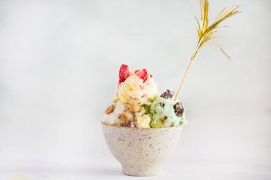 Vanilyalı, çikolatalı ve çilekli dondurma.