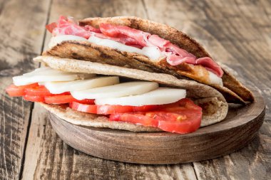 Piadina tipik İtalyan yemeği.