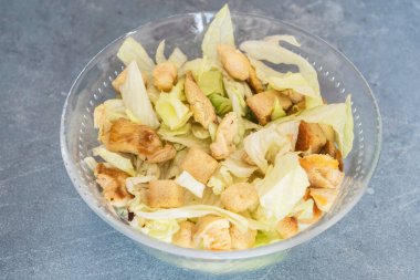 Sezar salatası, tost, marul ve ızgara tavuk göğsü.