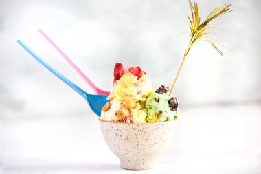 Farklı meyvelerden oluşan dondurma.