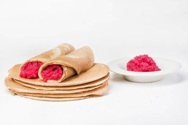 Blinis (Rus karnavalının tipik kırmızı havyarlı krepleri))