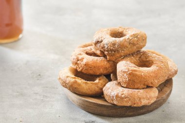 Ev yapımı çörekler. Taş zemine yapıştırılmış şeker.