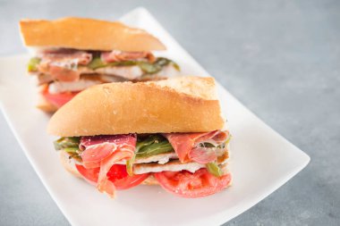 Endülüs 'te tipik bir sandviç. Jambon, biber ve ızgara domuz filetosu.