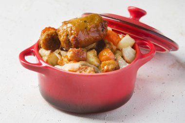 Havuçlu ve patatesli ev yapımı İrlanda bifteği.