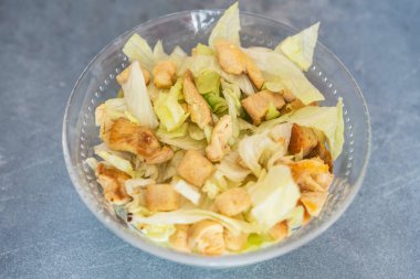 Sezar salatası, tost, marul ve ızgara tavuk göğsü.