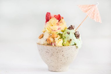 Çilekli dondurma, fıstık, çikolata.