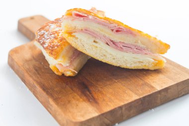 Monte cristo sandviçi jambon, peynir ve ahududu.