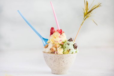 Çilekli dondurma, fıstık, çikolata.