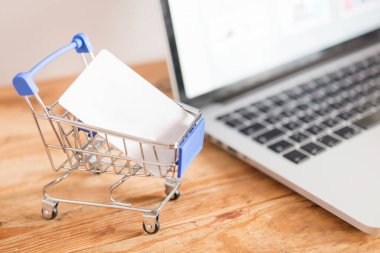 Çevrimiçi alışveriş için kredi kartı kullanan bir adamın en üst görüntüsü