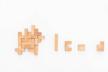 Üst görünümde geometrik şekiller, yaratıcı ve mantıklı düşünme konsepti.