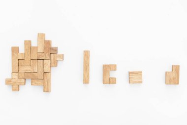 Üst görünümde geometrik şekiller, yaratıcı ve mantıklı düşünme konsepti.