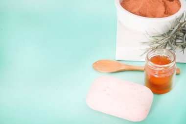 Kırmızı killi sabun, biberiye ve bal