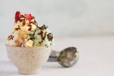 Farklı meyvelerden oluşan dondurma.