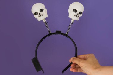 kafatası bandı mor arkaplan