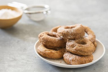 Ev yapımı çörekler. Taş zemine yapıştırılmış şeker.