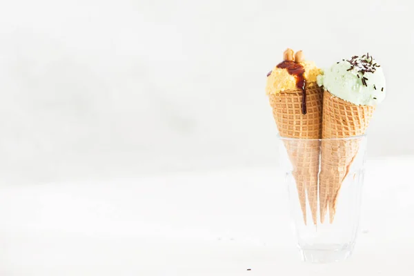 Мороженое Ванилью Шоколадом Клубникой — стоковое фото