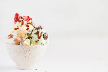 Çilekli dondurma, fıstık, çikolata.