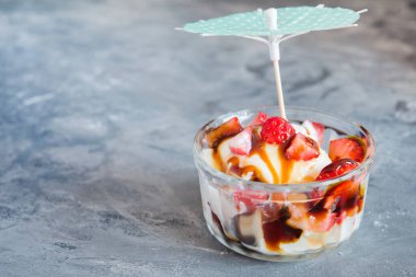 Çilekli yoğurtlu dondurma