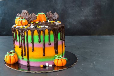 Çikolatalı ve şekerli Cadılar Bayramı pastası