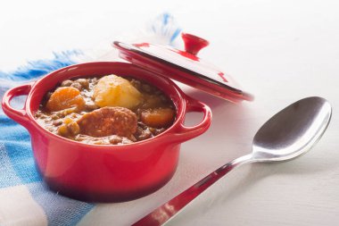 Patates, havuç ve sucuklu İspanyol mercimeği.