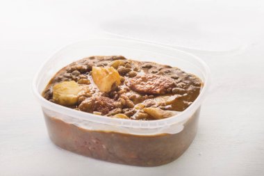 Patates, havuç ve sucuklu İspanyol mercimeği.