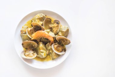 Midye ve karidesli enginarlar, Noel ve yeni yıl için geleneksel İspanyol yemekleri.