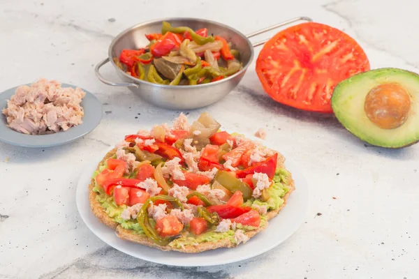 Mexikanische Küche Integrale Fajita Mit Thunfisch Pfeffer Tomaten Und Avocado — Stockfoto