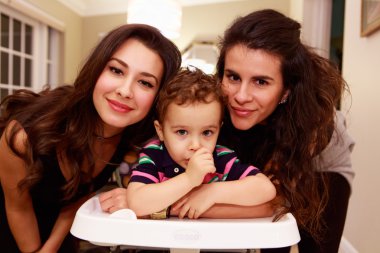 Aile ile erkek bebek