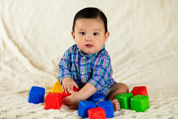 Niedlicher kleiner Junge — Stockfoto