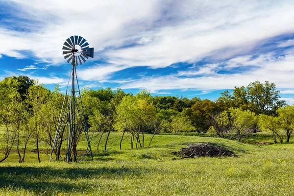 Pretty Texas Hill Country Ranch Windmill — Stock Photo, Image