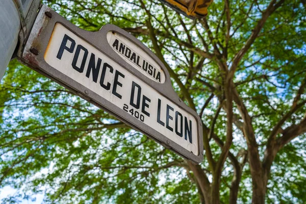 Cityscape Vista Sinal Popular Ponce Leon Boulevard Centro Coral Gables — Fotografia de Stock