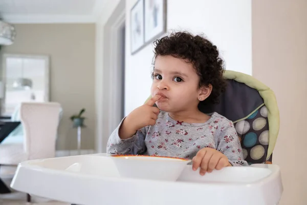 Graziosa Bambina Due Anni Seduta Seggiolone Che Nutre Ambiente Domestico — Foto Stock