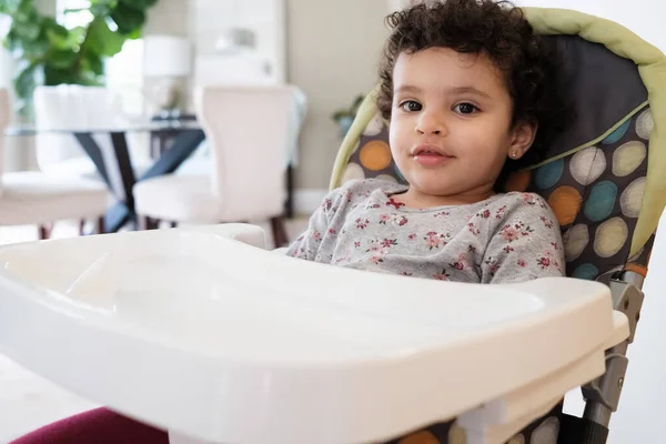 Carino Due Anni Bambina Seduta Seggiolone Ambiente Domestico — Foto Stock