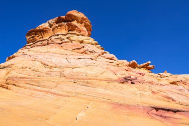 Kuzey Arizona 'daki Vermilion Cliffs Ulusal Anıtı' nın güneyindeki Coyote Buttes 'in güzel manzarası ve kaya oluşumları..