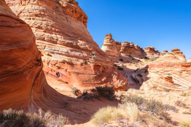 Kuzey Arizona 'daki Vermilion Cliffs Ulusal Anıtı' nın güneyindeki Coyote Buttes 'in güzel manzarası ve kaya oluşumları..