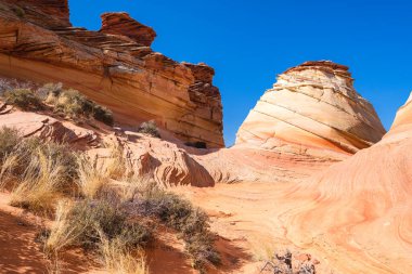 Kuzey Arizona 'daki Vermilion Cliffs Ulusal Anıtı' nın güneyindeki Coyote Buttes 'in güzel manzarası ve kaya oluşumları..