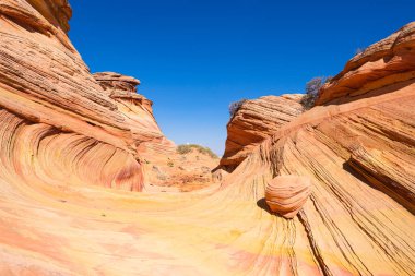 Kuzey Arizona 'daki Vermilion Cliffs Ulusal Anıtı' nın güneyindeki Coyote Buttes 'in güzel manzarası ve kaya oluşumları..