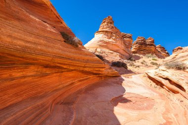Kuzey Arizona 'daki Vermilion Cliffs Ulusal Anıtı' nın güneyindeki Coyote Buttes 'in güzel manzarası ve kaya oluşumları..