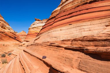 Kuzey Arizona 'daki Vermilion Cliffs Ulusal Anıtı' nın güneyindeki Coyote Buttes 'in güzel manzarası ve kaya oluşumları..