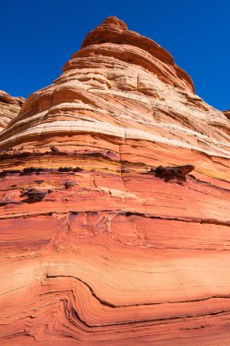 Kuzey Arizona 'daki Vermilion Cliffs Ulusal Anıtı' nın güneyindeki Coyote Buttes 'in güzel manzarası ve kaya oluşumları..