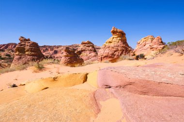 Kuzey Arizona 'daki Vermilion Cliffs Ulusal Anıtı' nın güneyindeki Coyote Buttes 'in güzel manzarası ve kaya oluşumları..