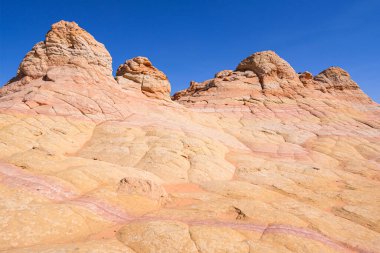 Kuzey Arizona 'daki Vermilion Cliffs Ulusal Anıtı' nın güneyindeki Coyote Buttes 'in güzel manzarası ve kaya oluşumları..