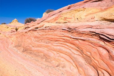 Kuzey Arizona 'daki Vermilion Cliffs Ulusal Anıtı' nın güneyindeki Coyote Buttes 'in güzel manzarası ve kaya oluşumları..