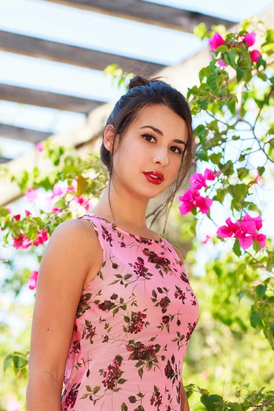 Hermosa joven mujer — Foto de Stock