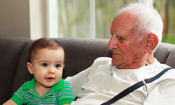 Bébé garçon avec arrière grand-père — Photo