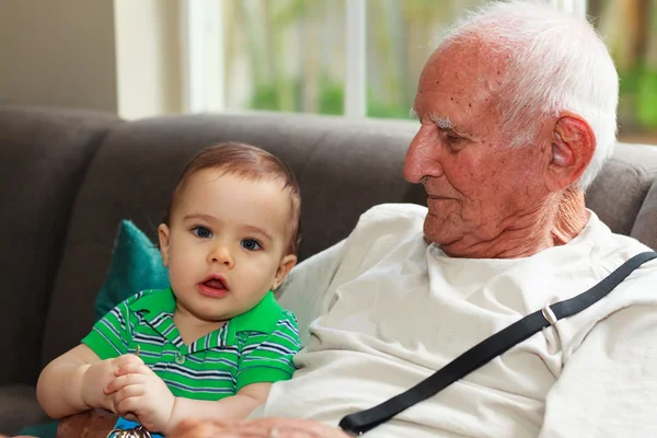 Bébé garçon avec arrière grand-père — Photo